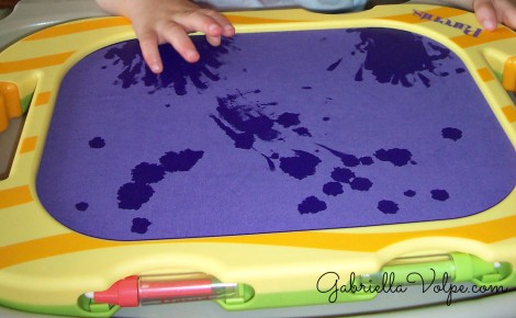 water fabric painting - drawing with the child with special needs